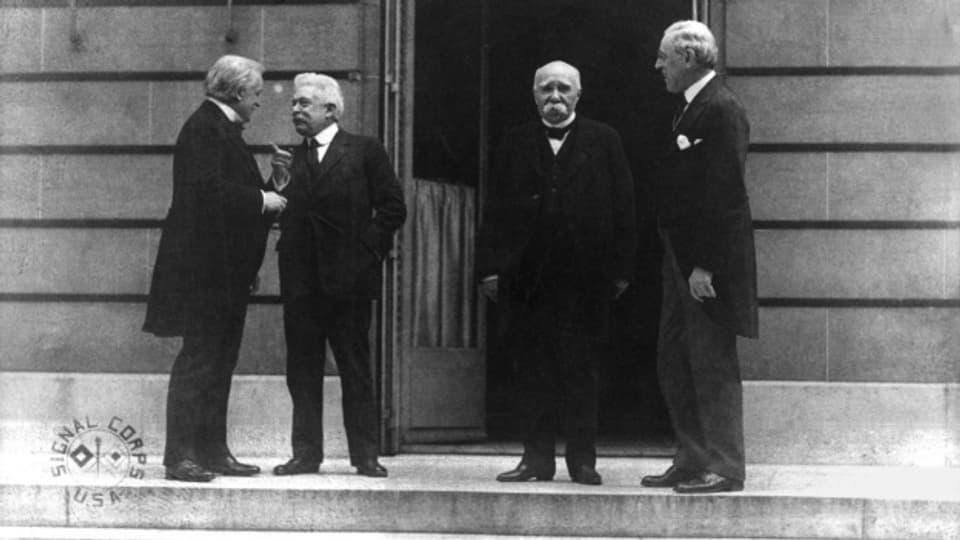 28. Juni 1919 unterschreiben Vertreter Grossbritanniens, Italiens, Frankreichs und der USA den Versailler Vertrag.