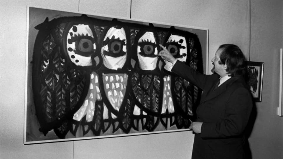 Celestino Piatti vor einem seiner berühmten Eulengemälde in einer Ausstellung 1979.