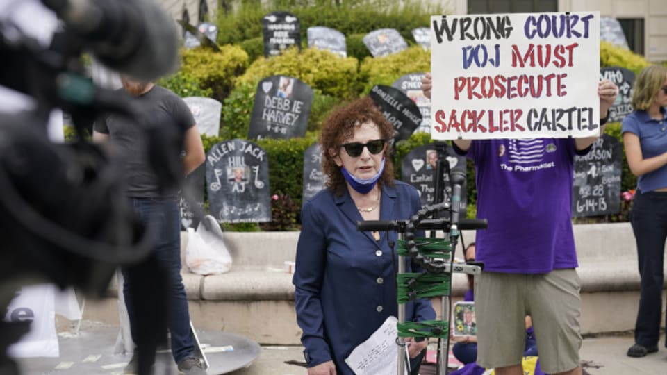 Nan Goldin an einem Protest in White Plains im amerikanischen Bundesstaat New York.
