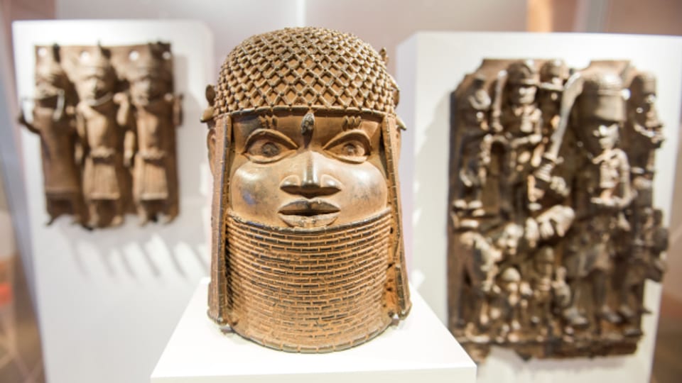 Drei Raubkunst-Bronzen aus dem Land Benin in Westafrika sind im Museum für Kunst und Gewerbe (MKG) in einer Vitrine ausgestellt.