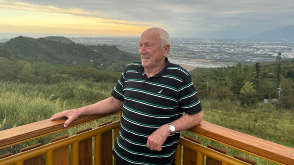 Bruder Augustin Büchel auf einer Anhöhe über der Stadt Taitung im Südosten Taiwans, wo er seit Mitte der 1960-er Jahre wirkt.