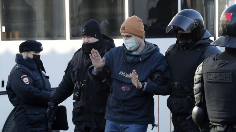 Russische Polizisten nehmen einen Teilnehmer an einer nicht genehmigten Kundgebung gegen die russische «militärische Sonderoperation» in der Ukraine auf dem Roten Platz in Sankt Petersburg fest.