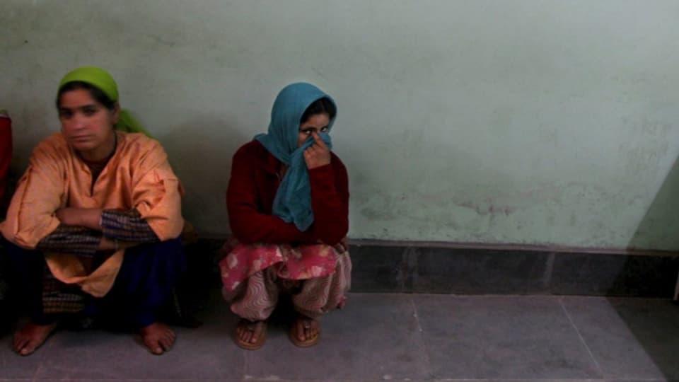 Zwei Frauen in einer psychiatrischen Klinik in Kaschmir, Indien.