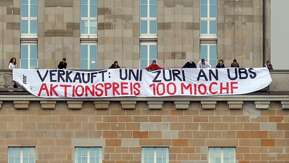 Mitglieder der Juso protestieren im April 2013 gegen das Engagement der UBS an der Universitaet Zürich.
