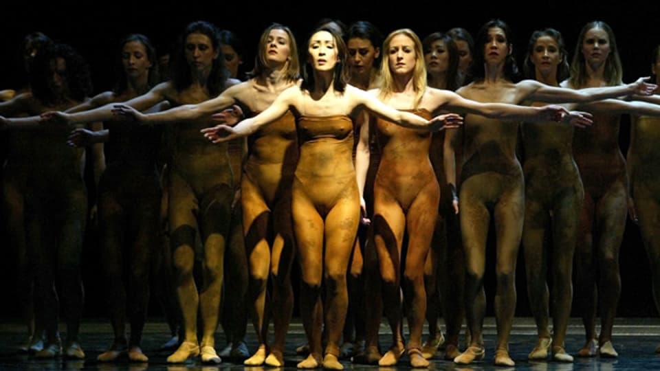 Eine Aufführung von Strawinskys Ballett am Theater Leipzig.