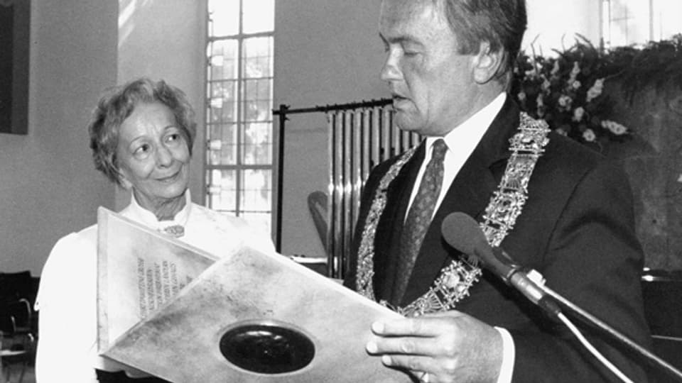 Die polnische Lyrikerin Wislawa Szymborska erhielt 1991 den Goethepreis der Stadt Frankfurt aus den Händen von Oberbuergermeister Andreas von Schoeler.