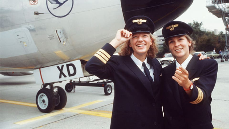Nicola Lisy (links) und Evi Hetzmannseder sind die ersten von Lufthansa ausgebildeten Pilotinnen.