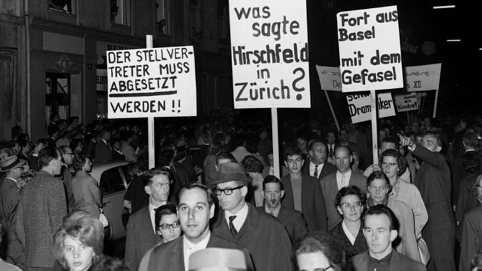 Katholiken protestieren am 23. September 1963 in Basel gegen die Aufführung des Theaterstuecks «Der Stellvertreter» von Rolf Hochhuth im Stadttheater.