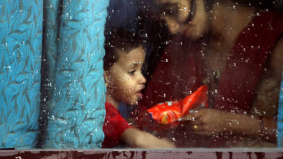 Ein Kind mit seiner Mutter in einem Zug in Delhi.