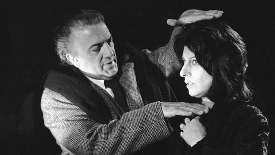 Der Filmmagier Fellini studiert die Nahaufnahme der Schauspielerin Anna Magnani.