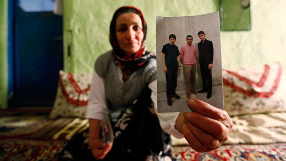 Verfolgt und eingesperrt: Eine kurdische Frau in der Türkei zeigt ein Foto ihres inhaftierten Sohnes.