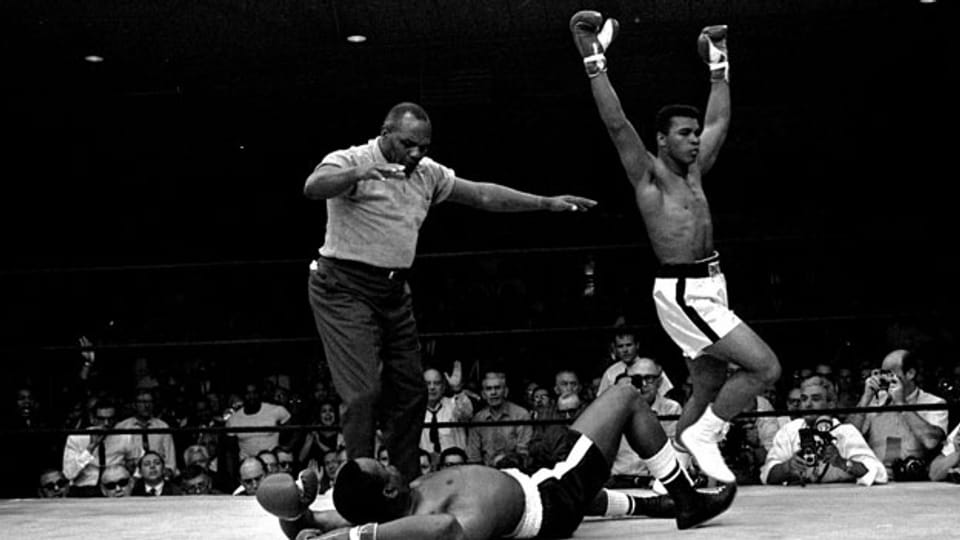 Muhammad Ali geht als Sieger gegen Sonny Liston hervor (25. Mai 1965).