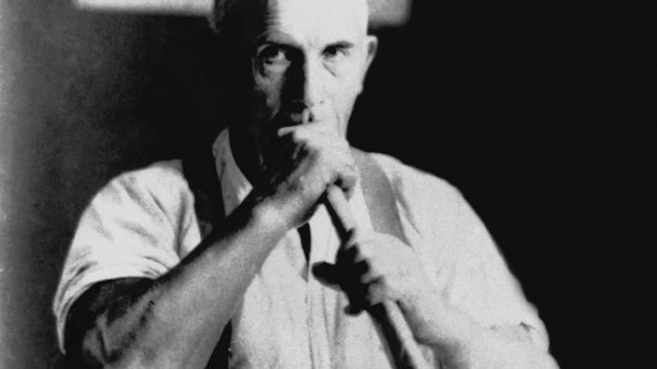 Adolf Wölfli mit einer Trompete aus Papier.