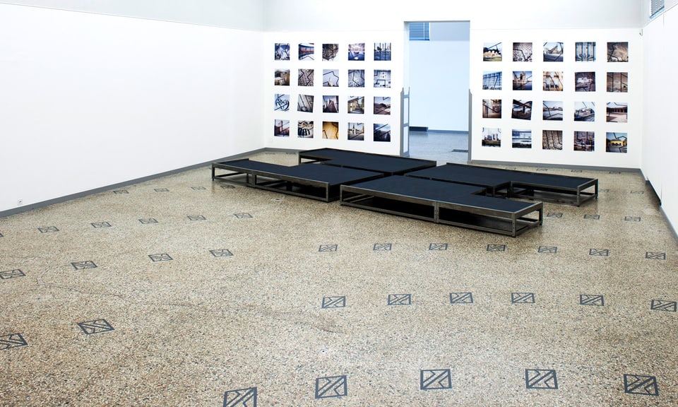 Silvie Defraouis Werke wie «Nacht und Tag und Nacht» (Installation mit Klebefolien) sowie »Intervall» zeigt das Kunstmuseum Solothurn.