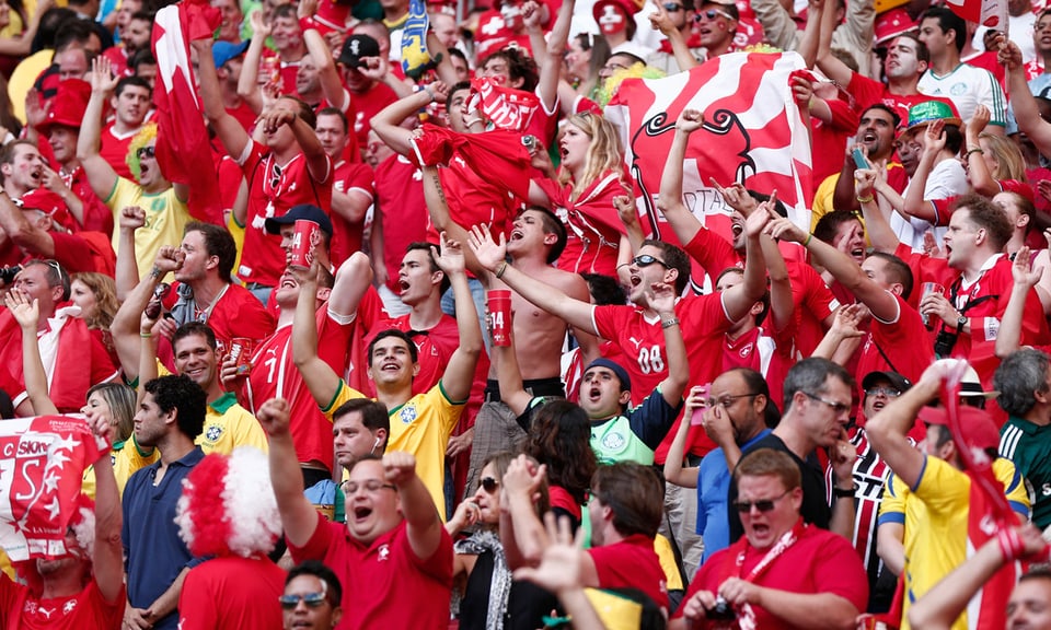 Schweizer Fans bejubeln im Stadion von Brasilia den Sieg gegen Ecuador.