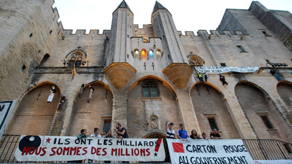 Protest-Transparente vor dem Palais des Papes in Avignon, 4.7.2014.