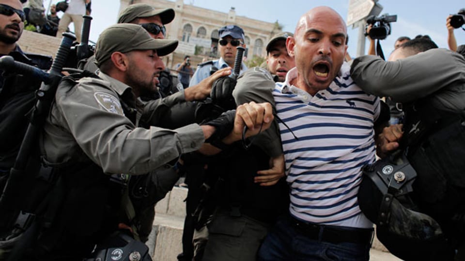 Ein Medienschaffender wird verhaftet während eines Protestes am israelischen Jerusalemtag, der die Wiedervereinigung Jerusalems feiert, 28. Mai 2014.