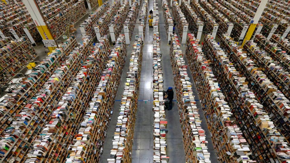 Meilenweite Gestelle mit Büchern: Die Amazon Auslieferungsstelle in Phoenix.