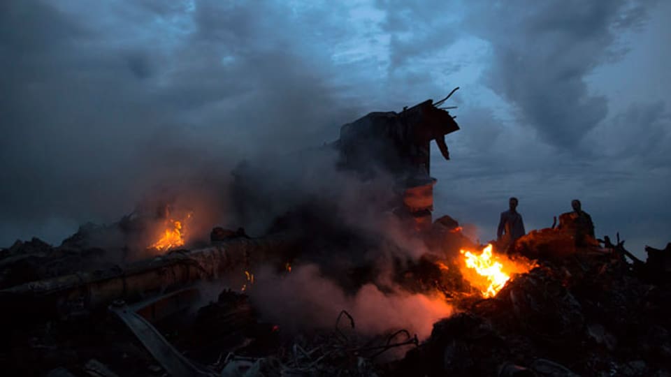 An der Absturzstelle der abgeschossenen Maschine von Malaysia Airlines, 17.7.2014.