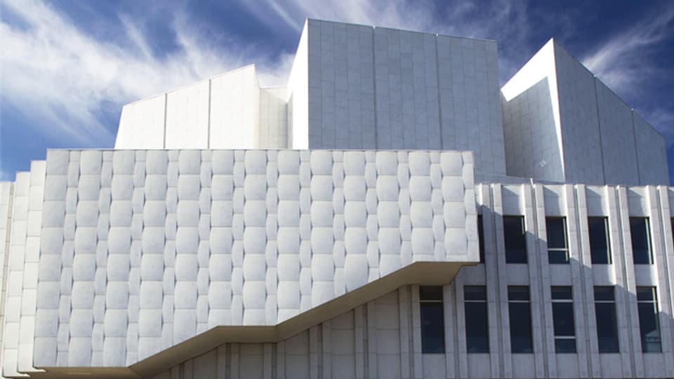 Die Finnlandia-Halle wurde 1971 nach einem Entwurf von Alvaro Alto fertiggestellt und gilt als Wahrzeichen von Helsinki.
