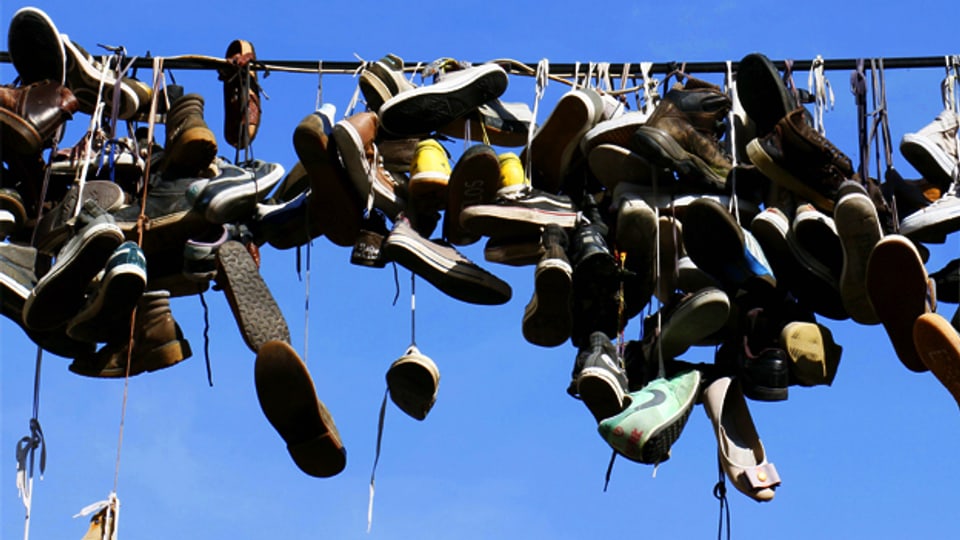 Das Rätsel der hängenden Schuhe: Zahlreiche Theorien kreisen dazu im Internet, doch das Rätsel bleibt ungelöst.