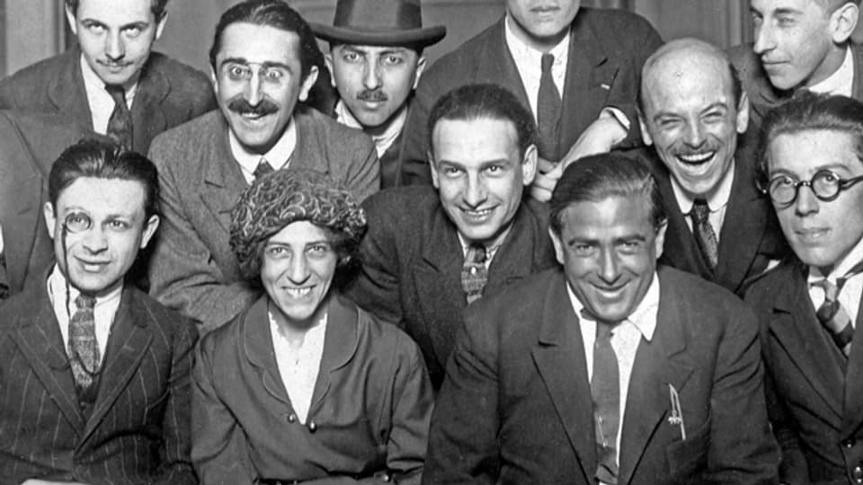 Céline Arnauld mit Mitgliedern von Paris Dada, 1921.