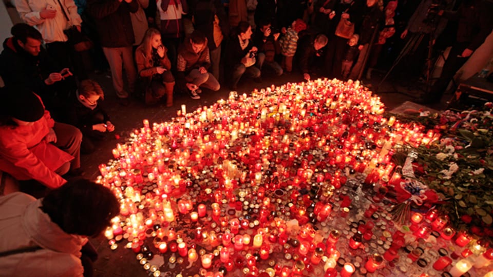 25 Jahre nach der «Samtenen Revolution»: Menschen zünden in Prag Kerzen an.