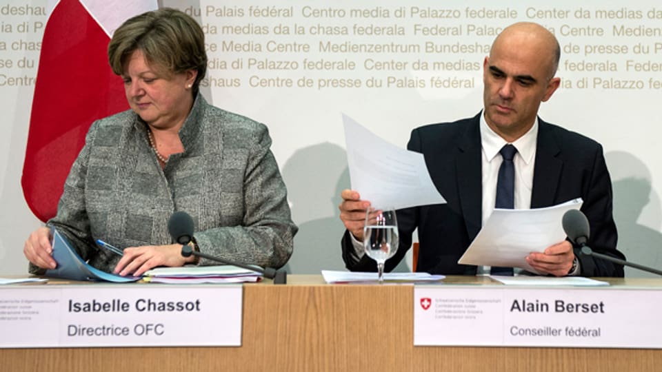 Bundesrat Alain Berset und Isabelle Chassot, Direktorin Bundesamt fuer Kultur, sprechen an einer Medienkonferenz zur Kulturbotschaft 2016-2020 in Bern.