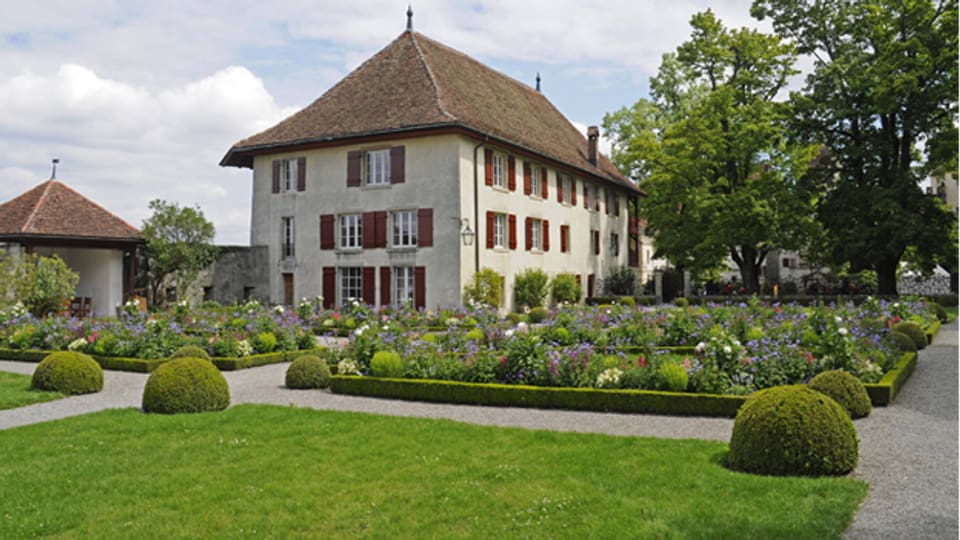 Das Stapferhaus mit französischem Garten auf Schloss Lenzburg im Kanton Aargau.