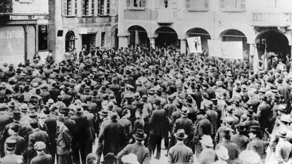 Streikende Arbeiter versammeln sich in Bellinzona beim Generalstreik der Schweiz im Jahre 1918.