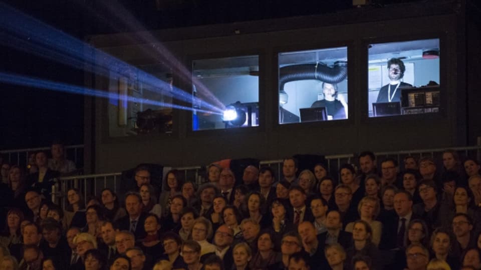 Blick in den Projektionsraum während der Eröffnung der 50. Solothurner Filmtage.