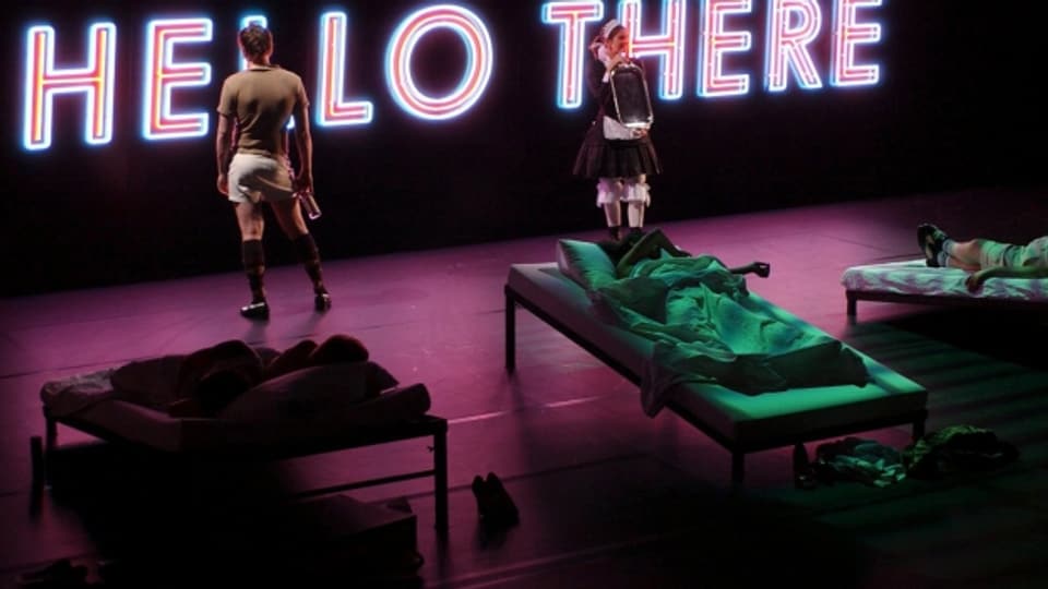 Auch vor Schauspiel-Ensembles macht die Grippewelle keinen Halt. Szenenbild aus «Krankheit der Jugend», Schauspielhaus Zürich, 2003.