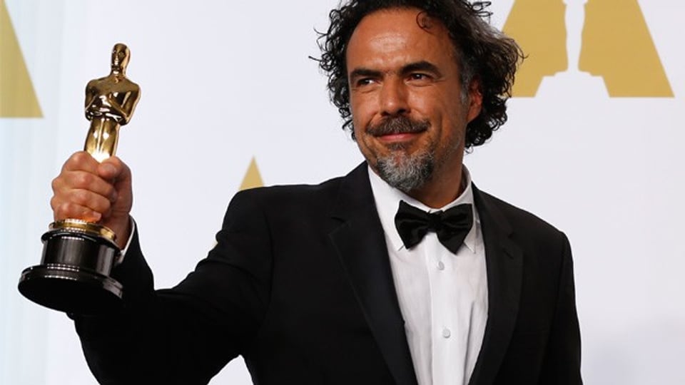 Stolz wie Oskar: Alejandro Iñárritu freut sich über seine Trophäe.