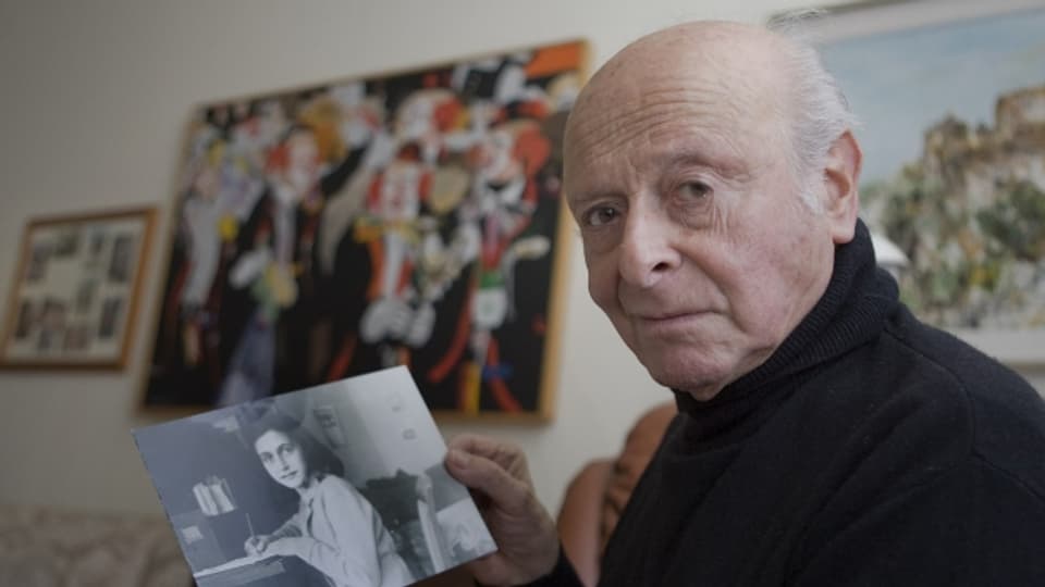 Buddy Elias in seiner Wohnung in Basel mit einem Foto von seiner Cousine Anne Frank, 2008