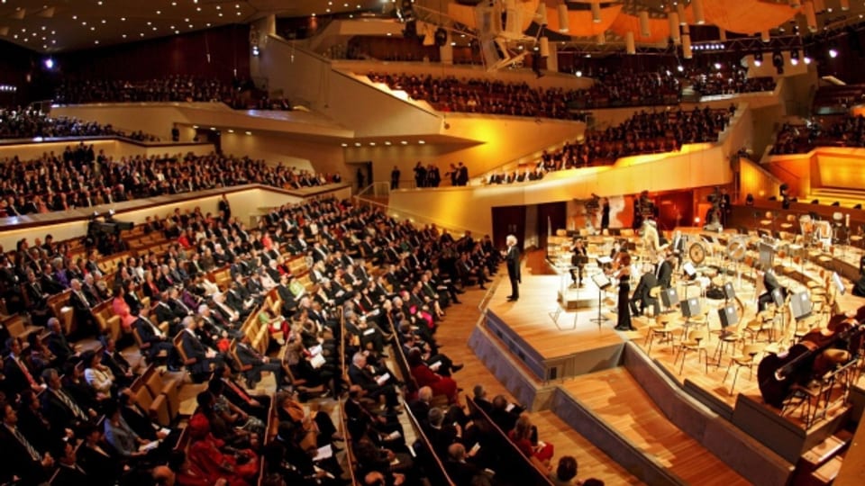 Berliner Philharmonie: Sir Simon Rattle spricht zum Publikum.