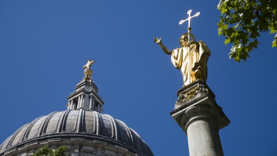 Die St. Pauls Statue vor der St. Paul Kathedrale in London.