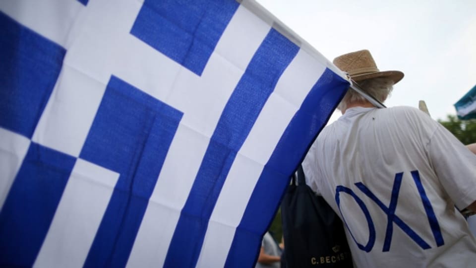 Ein Mann protestiert mit einem «Nein»-Shirt und griechischer Flagge während einer Demonstration in Berlin.