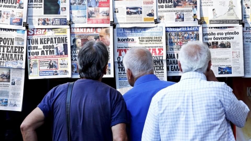 Kommt es zum «Grexit»? Griechische Rentner lesen die Schlagzeilen von Zeitungen in Athen.