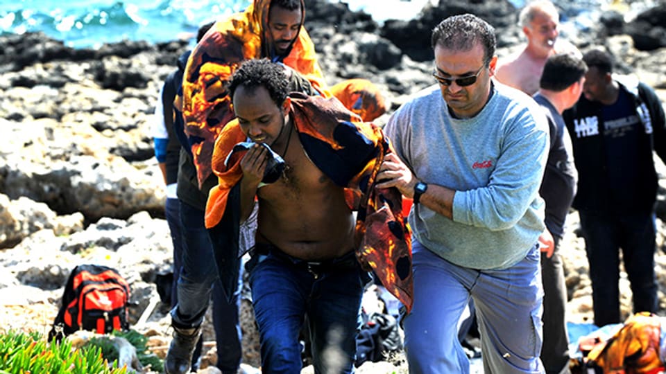 Erschöpfte Flüchtlinge an der Küste von Rhodos, April 2015.