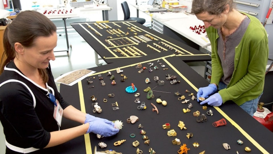 Wertvoller Fingerschmuck: Mitarbeiterinnen des Landesmuseums bereiten die Ringe für die Ausstellung vor.