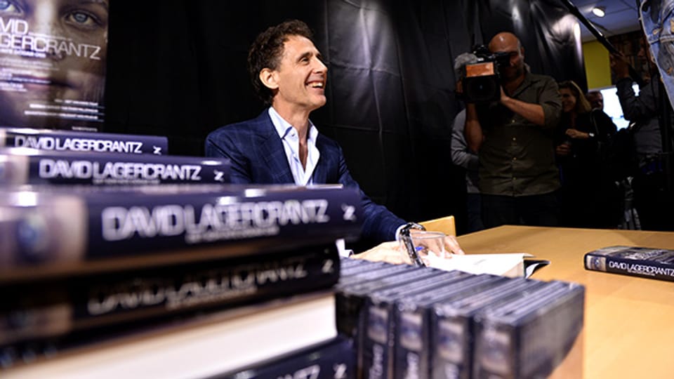 Der schwedische Autor David Lagercrantz signiert sein Buch in einer Buchhandlung in Stockholm, August 2015.