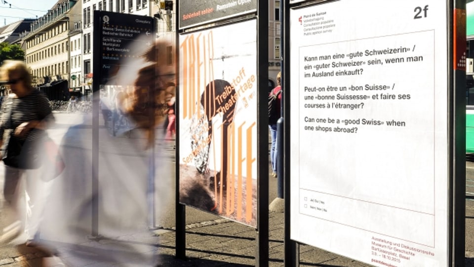 Kann man ein «guter Schweizer sein, wenn...»? Solche Fragen stellt «Point de Suisse» auf Plakaten in der Stadt Basel.
