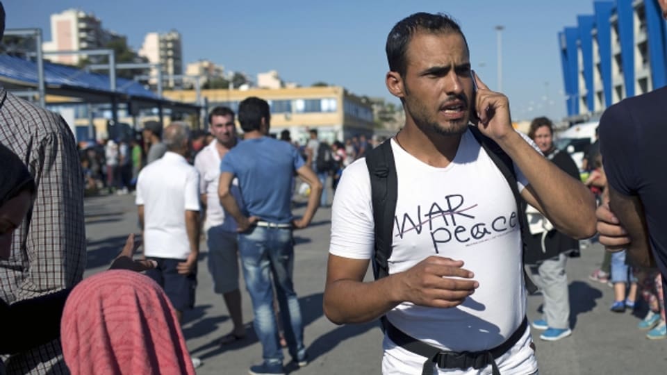 Ein Flüchtling telefoniert nach seiner Ankunft in Griechenland.
