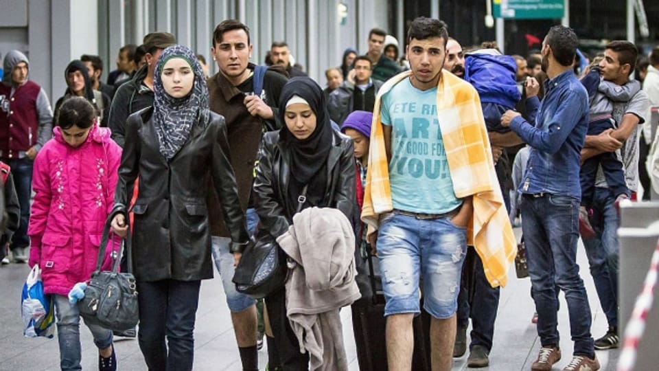 Flüchtlinge kommen am Bahnhof von Düsseldorf an.