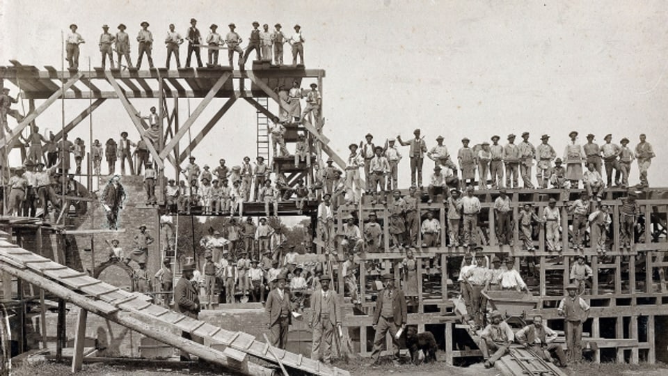 Gruppenfoto der Arbeiter der Mechanischen Ziegelei in Allschwil um 1898.