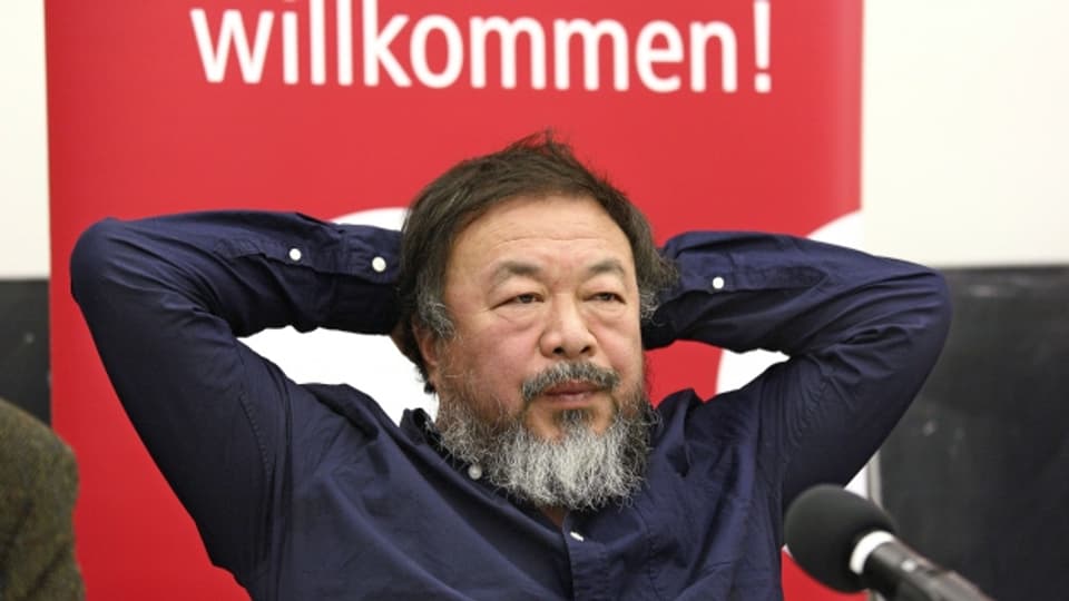 Der chinesische Aktionskünstler Ai Weiwei bei einer Pressekonferenz an der Universität der Künste in Berlin.