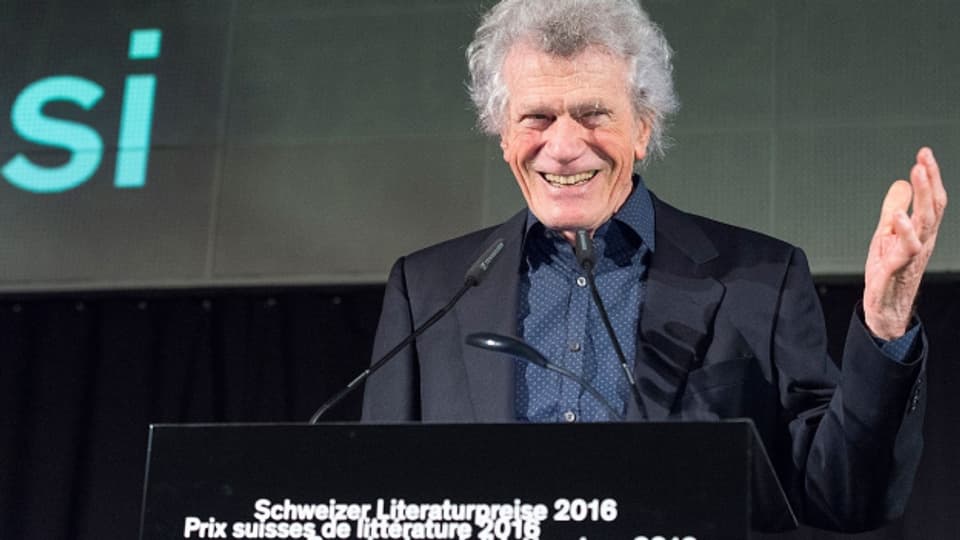 Alberto Nessi bedankt sich für den Gewinn des Grand Prix Literatur 2016.