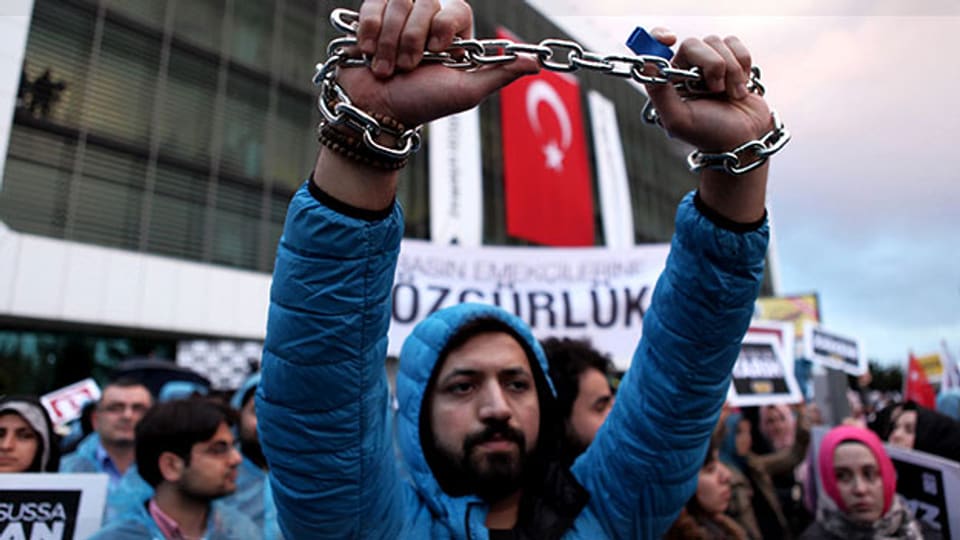 Demonstration in Istanbul vor dem Redaktionsgebäude der Zeitung Zaman, nach dem Entscheid, dass die Zeitung künftig vom türkischen Staat kontrolliert werden soll.