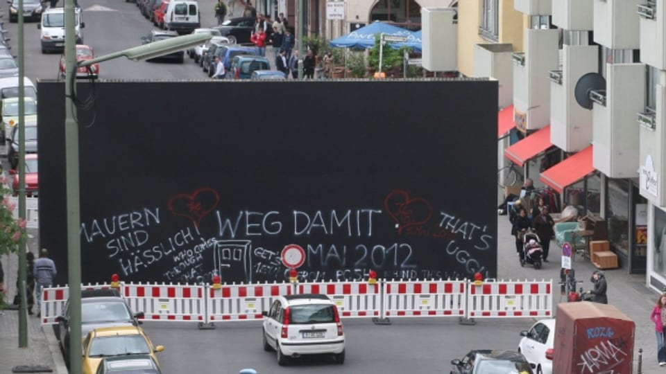 Im Jahre 2012 sorgte die «Peace Wall» an der Berlin-Biennale für aufsehen.