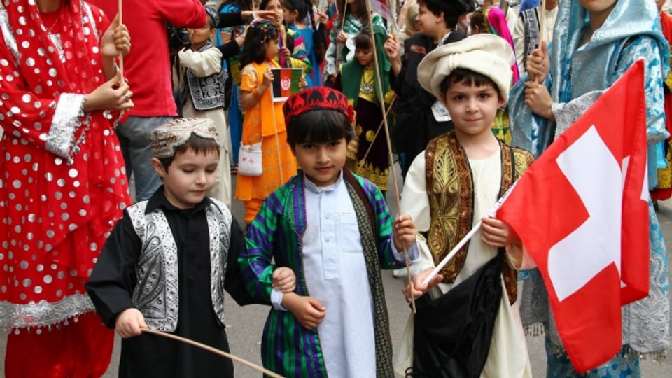 Symbolbild: Kinder aus Afghanistan nehmen am «Sechsiläuten» teil.